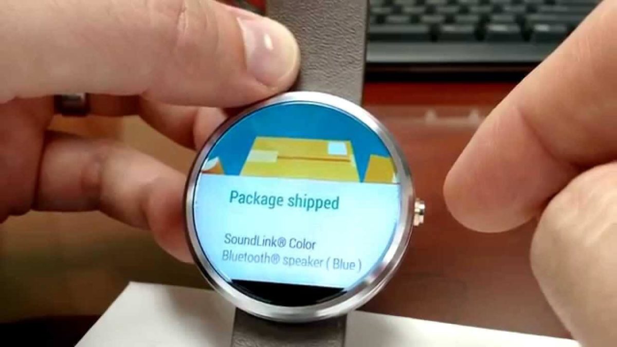 Delivery notification on smartwatch screen